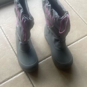 Girls size 4 snow boots